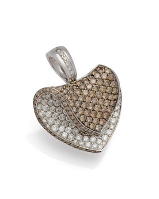 un pendentif en forme de cœur, composé de losanges marron et blancs, sur fond blanc