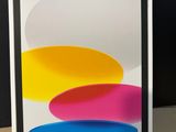 une boîte blanche sur laquelle est représenté un objet coloré