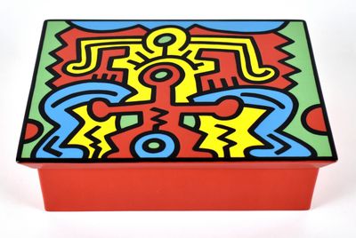 boîte aux couleurs vives avec un motif sur le couvercle