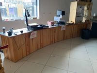 Un comptoir de caisse arrondi en pin et métal