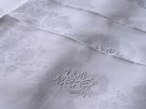 un gros plan d'un lit recouvert d'une couette blanche