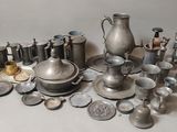 beaucoup d'objets en argent qui se trouvent sur la table
