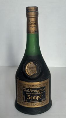 une bouteille de vin posée sur une table