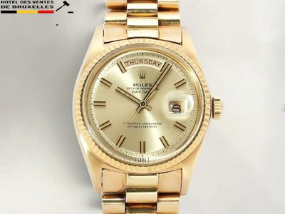 une photo d'une montre Rolex en or avec des chiffres romains