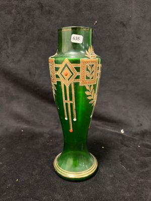 un vase vert posé sur un fond noir