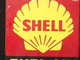 un ancien panneau Shell indiquant « fioul » est affiché sur un fond noir