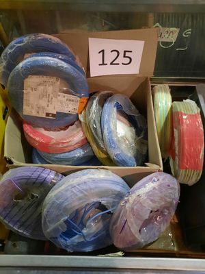 plein de fils de différentes couleurs dans une boîte