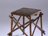 une image représentant un petit tabouret en bois avec une assise et des pieds en bois