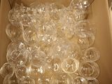 une boîte remplie de verres à vin vides posée sur une table