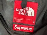 la veste The North Face avec le logo Supreme