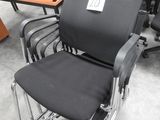 une chaise de bureau noire sur laquelle est collé un autocollant