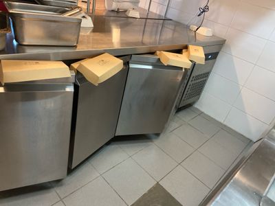 une cuisine équipée de nombreux appareils électroménagers en inox