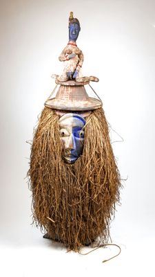 une sculpture représentant un homme avec un chapeau sur la tête
