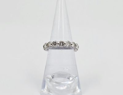 une image représentant une bague en diamant posée au sommet d'un cône transparent