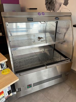 une image d'une vitrine réfrigérée dans un magasin
