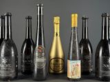 plusieurs bouteilles de vin sont alignées sur une table