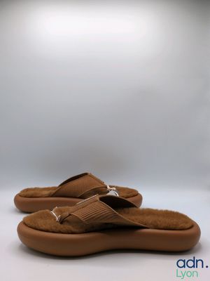 chaussons marron pour homme, avec semelles marron sur fond blanc