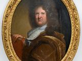 portrait d'un homme vêtu d'un manteau marron et tenant un sac rouge