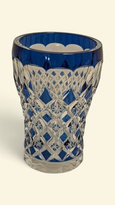 VAL ST LAMBERT Vase de forme obus en cristal overlay taillé …