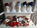 de nombreux bonnets et gants exposés sur une étagère