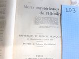 un livre ouvert sur lequel se trouve une feuille de papier