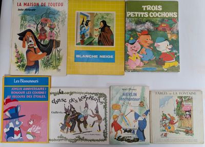 plusieurs livres pour enfants sont alignés sur une surface blanche
