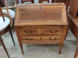 un petit bureau en bois surmonté d'un miroir