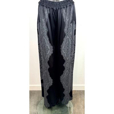 une jupe longue noire et blanche à motifs noirs et blancs