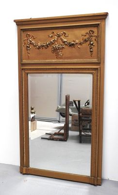un miroir posé sur le sol devant un mur