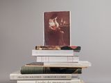 plusieurs livres empilés sur une table