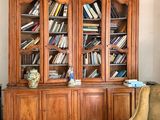 une grande bibliothèque en bois sur laquelle sont posés de nombreux livres