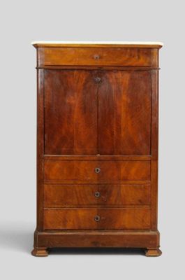 une armoire ancienne en bois avec des tiroirs et des tiroirs