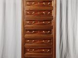 une grande commode en bois avec des poignées en laiton