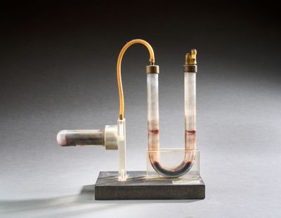 deux tubes contenant un liquide, posés sur une table
