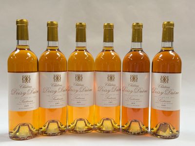 quatre bouteilles de vin sont alignées sur une surface blanche