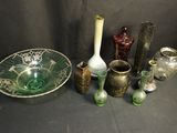 de nombreux vases et bols de toutes sortes posés sur une table