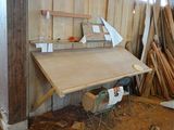 une photo d'un établi avec une table de travail au milieu