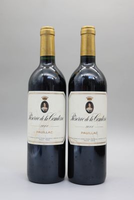 deux bouteilles de vin posées l'une à côté de l'autre sur une table