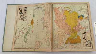 un livre ouvert dont la couverture représente une carte de l'Asie