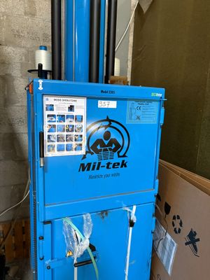 une image représentant une machine bleue posée dans une pièce
