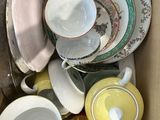 une boîte remplie de tasses à thé et de soucoupes