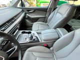 l'intérieur d'une voiture avec des sièges en cuir et une console centrale