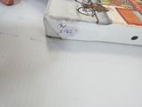 une personne qui découpe un morceau de papier avec un couteau