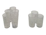 six verres posés les uns à côté des autres sur une surface blanche