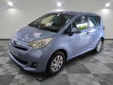 la petite voiture bleue est garée sur un carrelage à carreaux