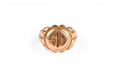 gros plan d'une bague en or sur fond blanc