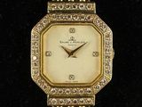 un gros plan d'une montre en or sertie de diamants