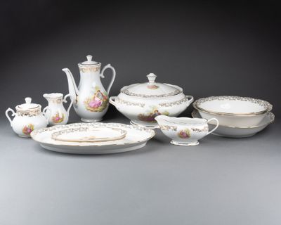 un ensemble d'assiettes, de tasses et de soucoupes en porcelaine posées sur une table