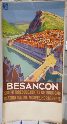 une affiche accrochée au mur d'un immeuble sur laquelle figure une image d'une ville