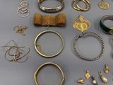 de nombreuses bagues et bracelets de toutes sortes posés sur une table